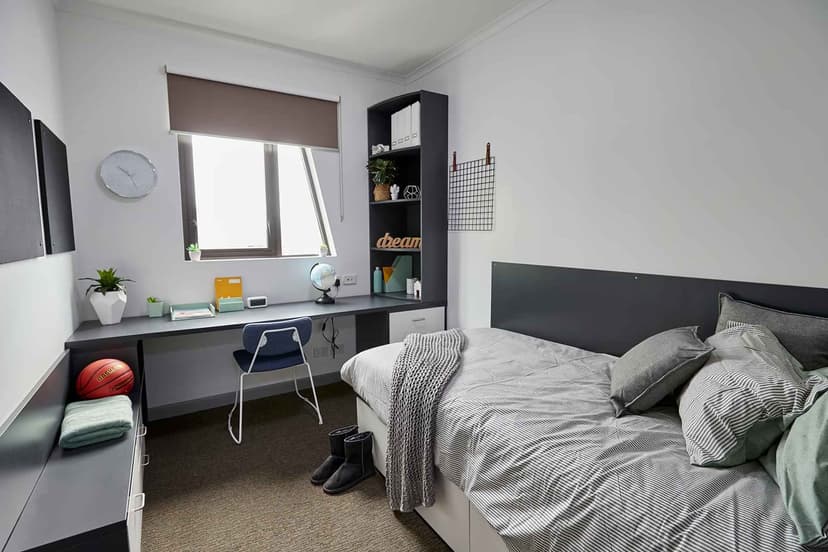 4 Bedroom Ensuite, King Single Bed - Image 1