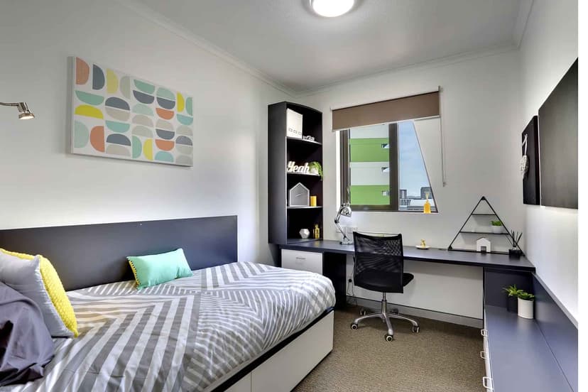 4 Bedroom Ensuite, King Single Bed - Image 3