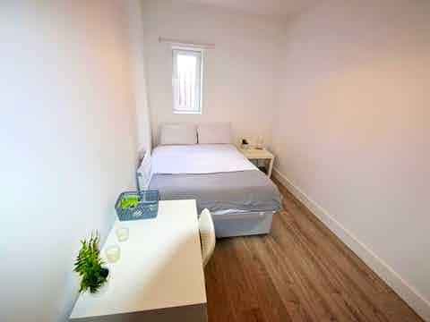 Single Room with Double Bed - Image 12