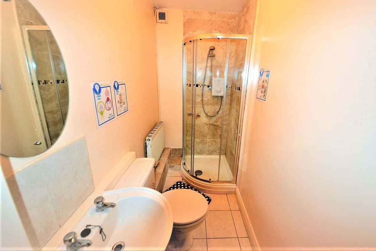 Single Room with Double Bed - Image 3