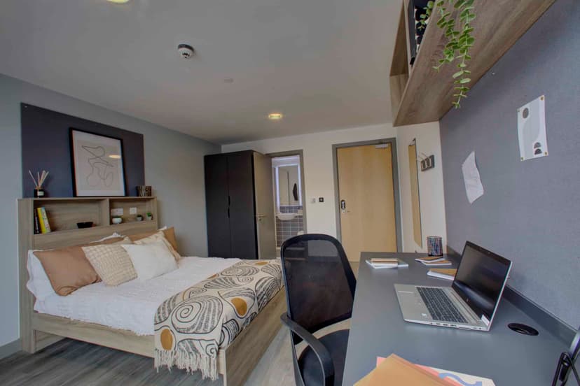 Deluxe Ensuite - Image 6