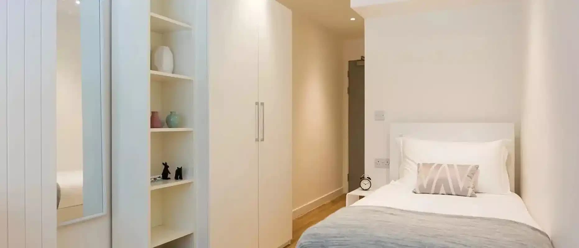 Bronze Ensuite Lower Level Courtyard View - Image 1