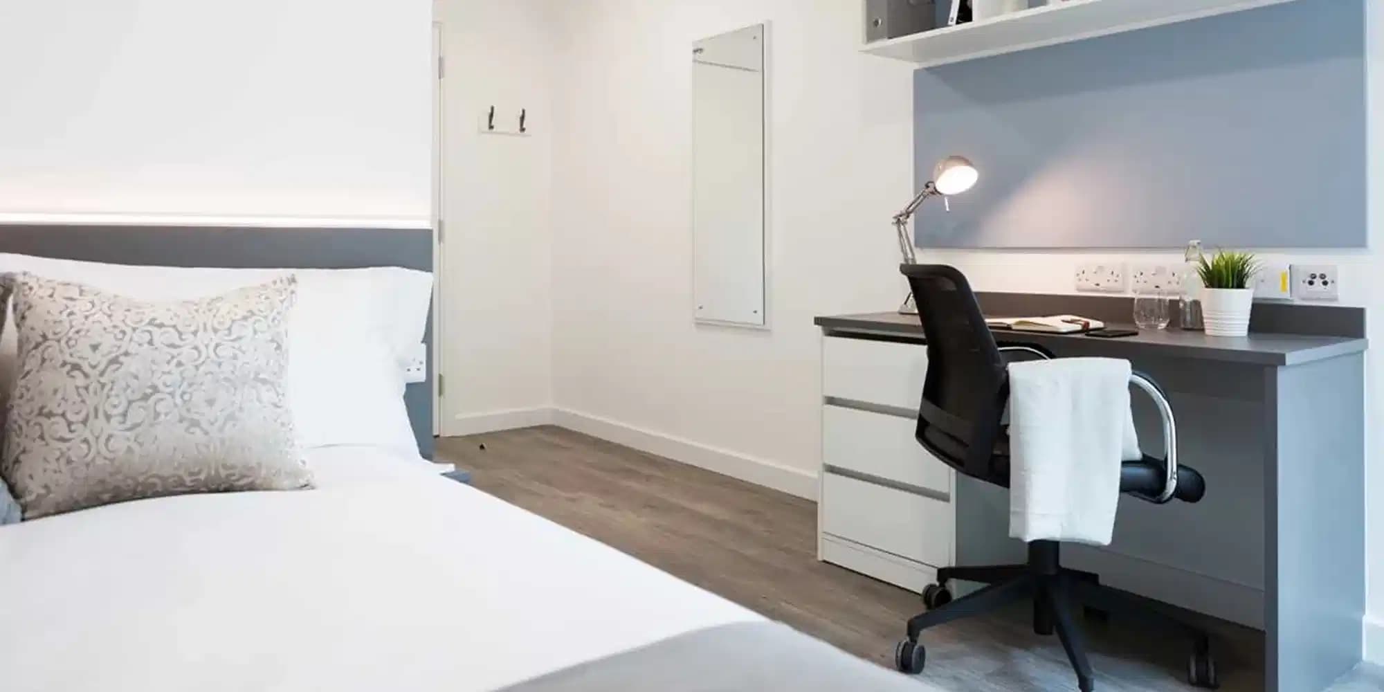 Silver Ensuite Premium Penthouse Street View - Image 1