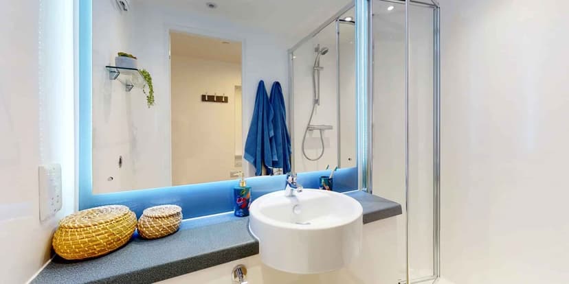Gold Ensuite Mid  - Image 3