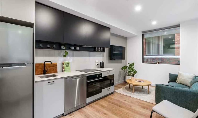 4 Bedroom Apartment with Ensuite - Image 9