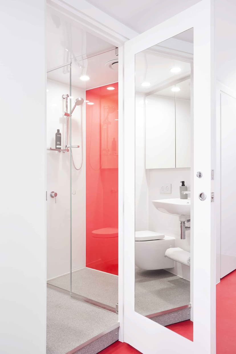 5 Bedroom Shared Bathroom, Double Bed - Image 2