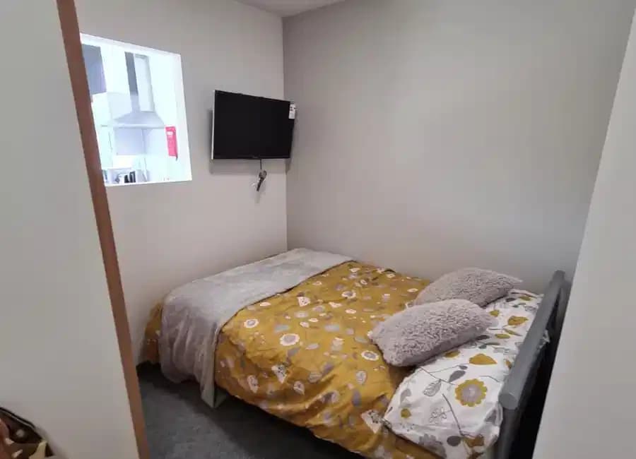 One Bedroom Flat - Image 1