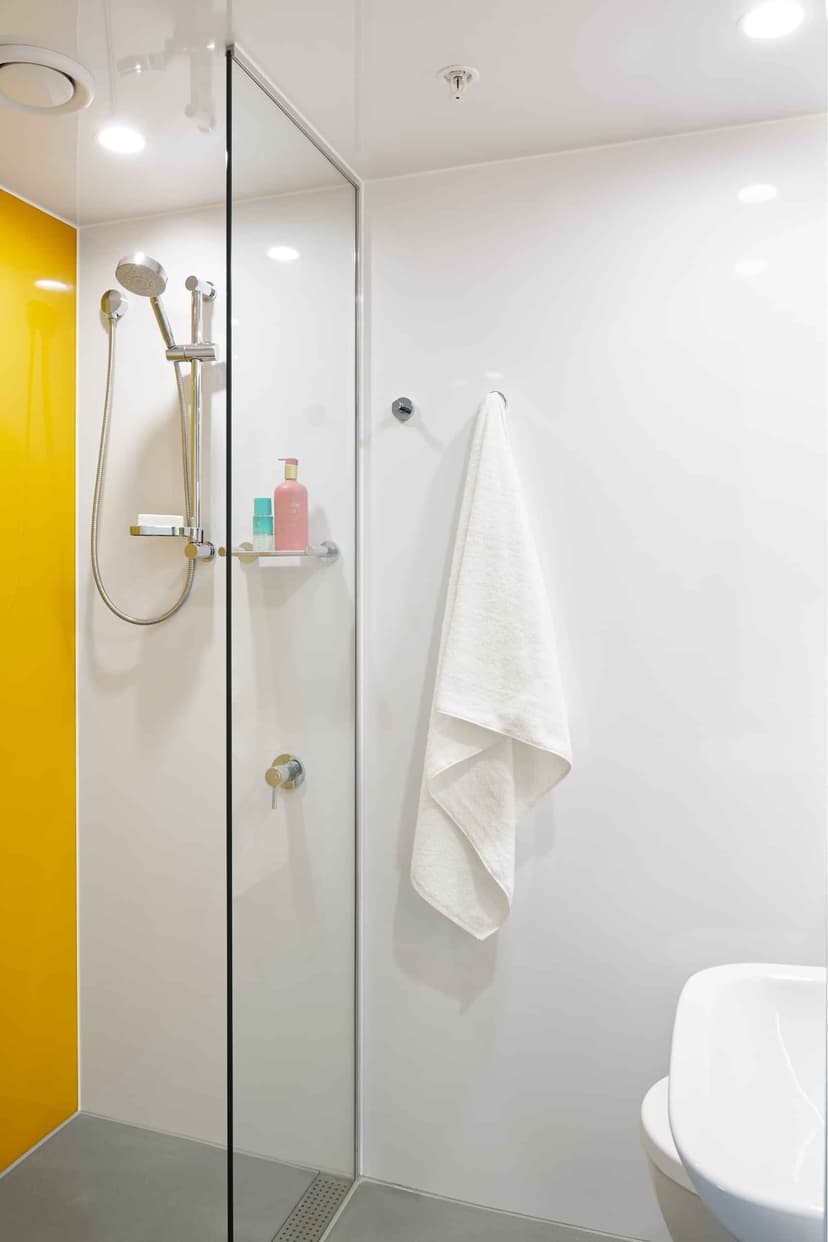 6 Bedroom Shared Bathroom, Double Bed - Image 2