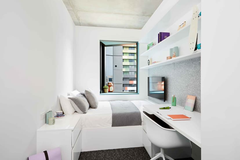 6 Bedroom Shared Bathroom, Double Bed - Image 1