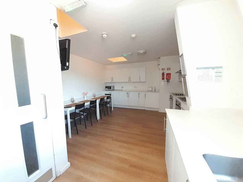 Double Ensuite Room - Image 4