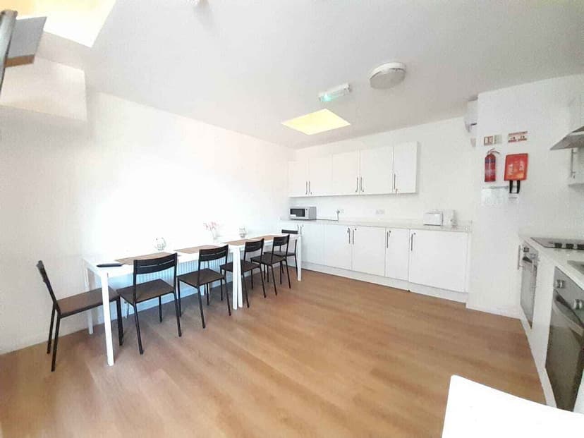 Double Ensuite Room - Image 7