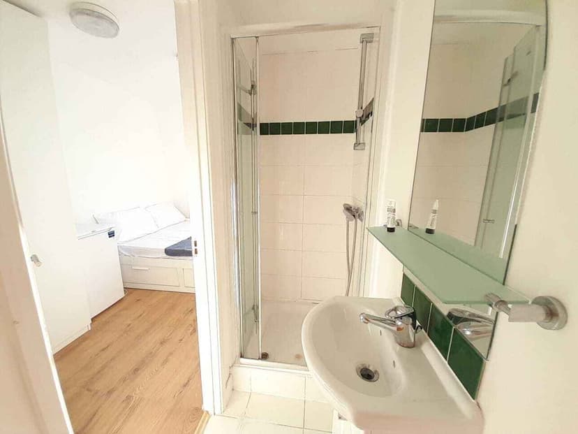 Double Ensuite Room - Image 5
