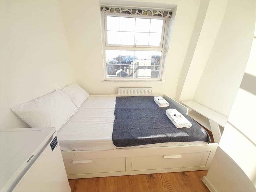 Double Ensuite Room - Image 1