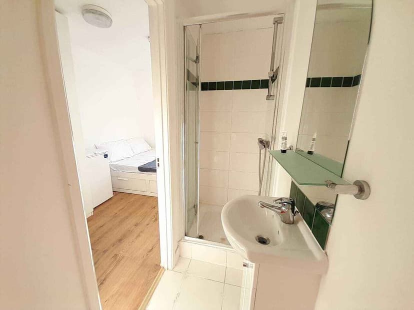 Double Ensuite Room - Image 8