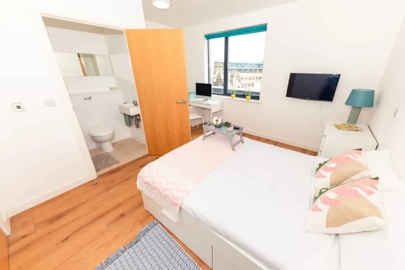 Ensuite Deluxe Room - Image 4