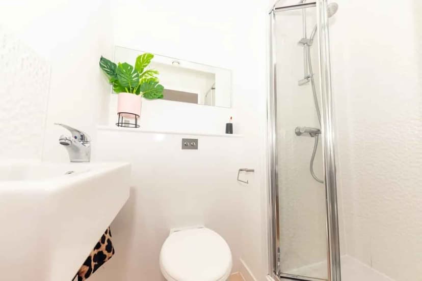 Ensuite Deluxe Room - Image 2