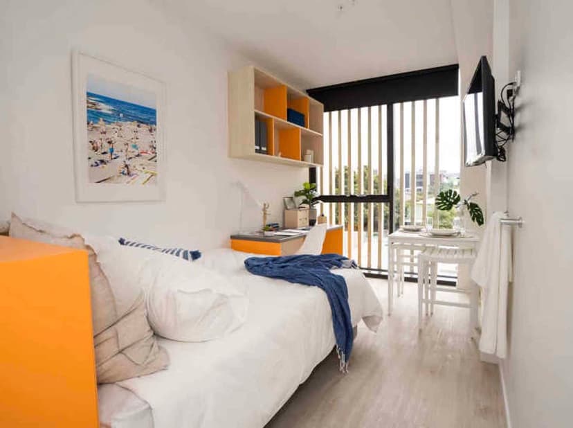 2 Bedroom Ensuite, King Single Bed - Image 1