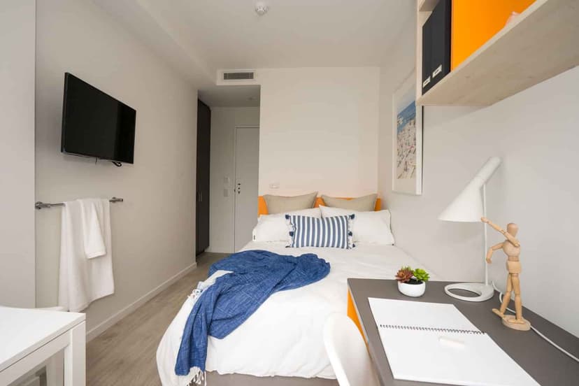 2 Bedroom Ensuite, King Single Bed - Image 2