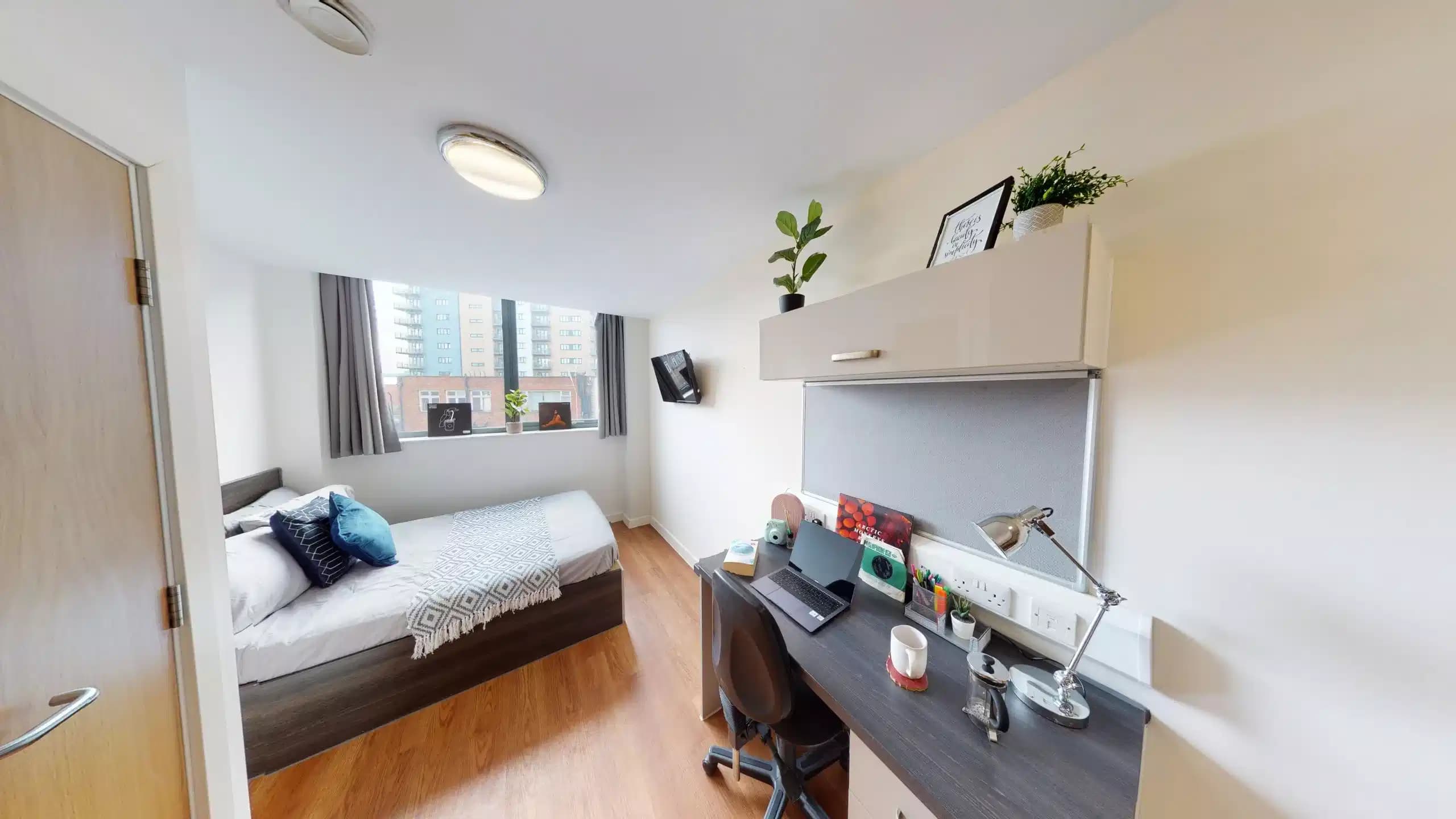 Deluxe Studio - Image 5