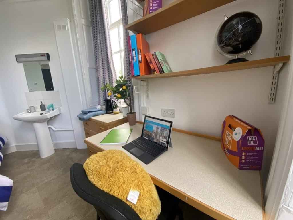 Classic Bedroom - Image 8