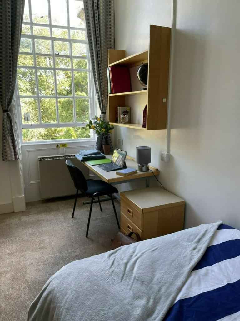 Classic Bedroom - Image 11