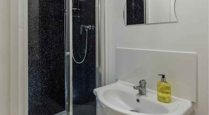 Studio Ruby Single - Image 5