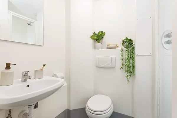 Premium Range 1 Ensuite - Image 2