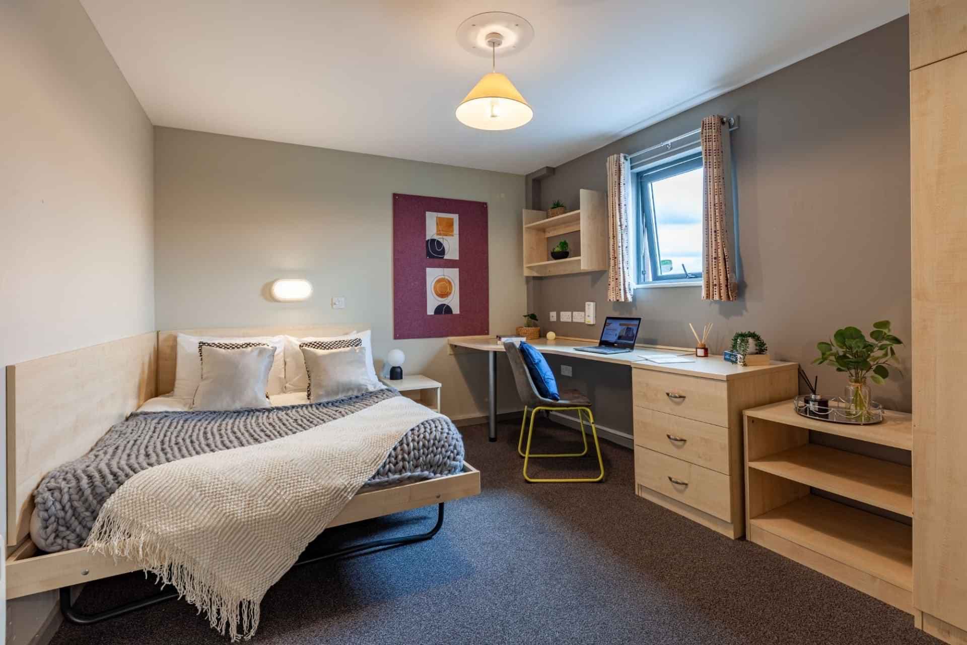 2 Bed Flat - Image 1