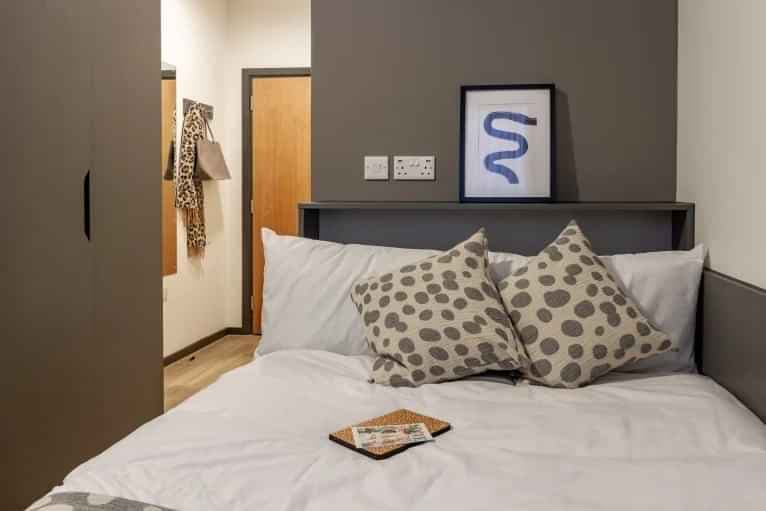 Bronze En Suite 6 Share - Image 9