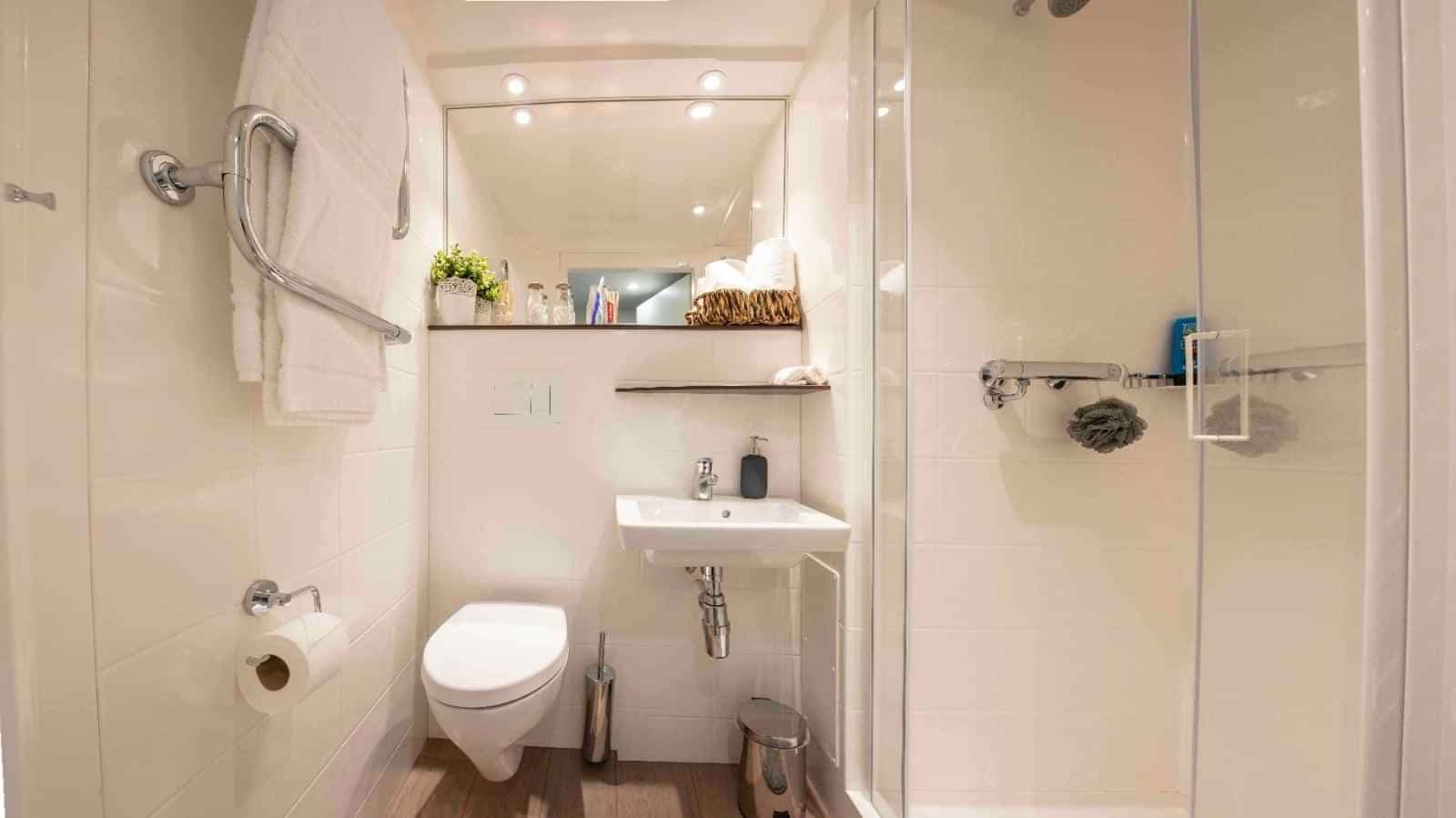 Silver En-Suite - Image 6