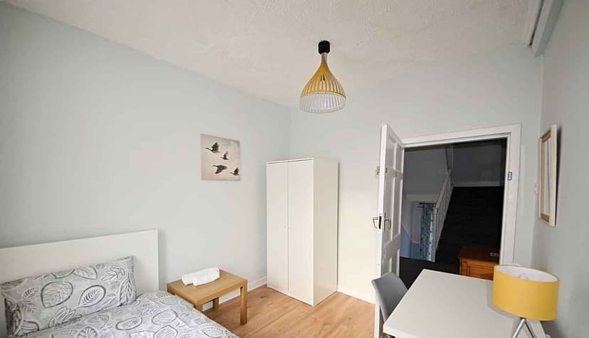 Single Room - Image 4