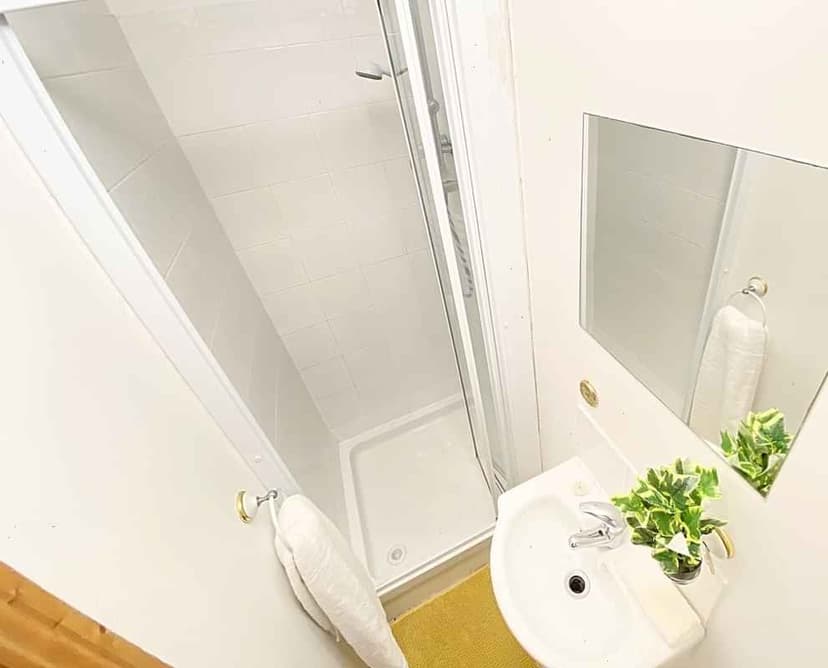 Single Room With Double Bed - Image 9