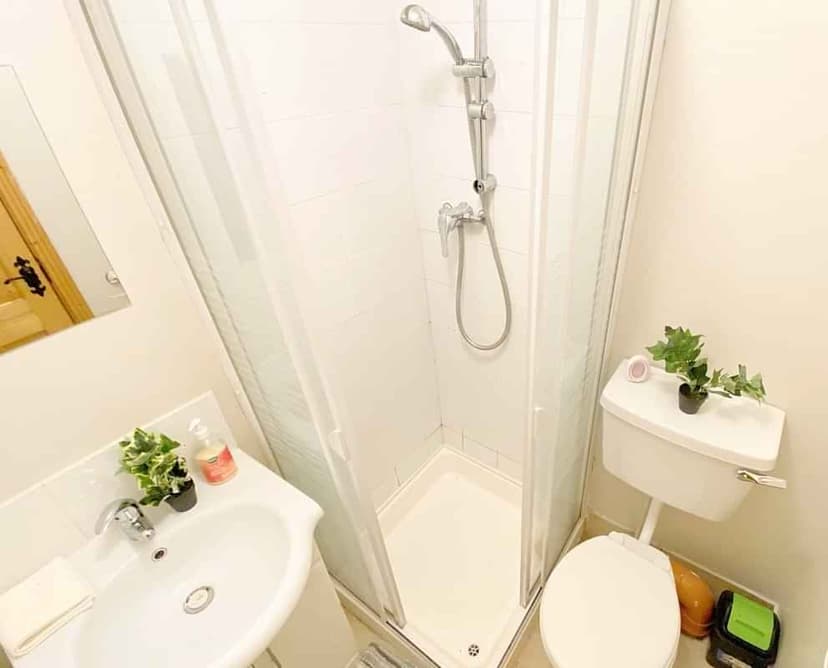 Single Room With Double Bed - Image 4