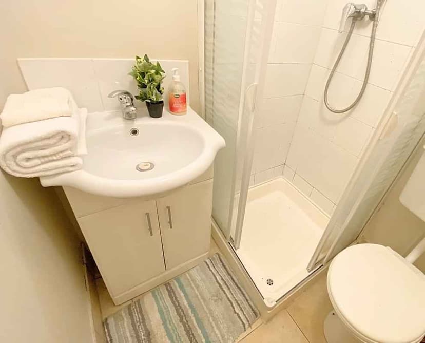 Single Room With Double Bed - Image 5
