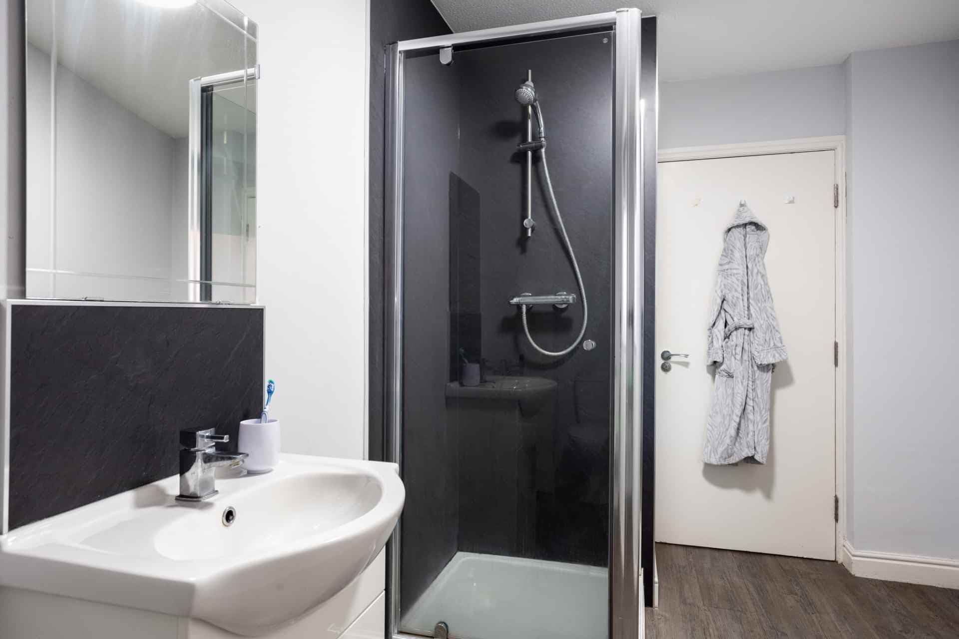 Five Bed Flat - Image 6