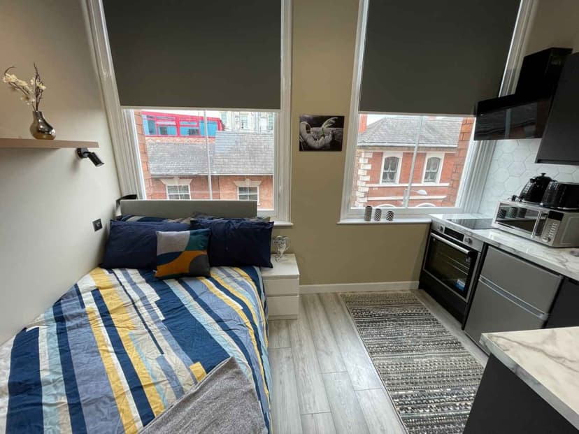 Superior Studio Flat - Image 1