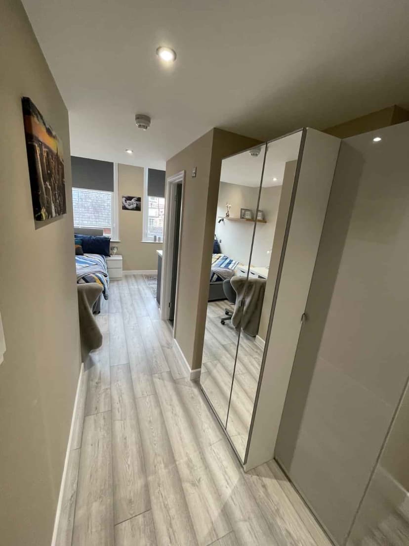 Superior Studio Flat - Image 3