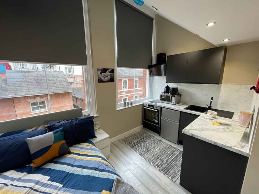 Superior Studio Flat - Image 5