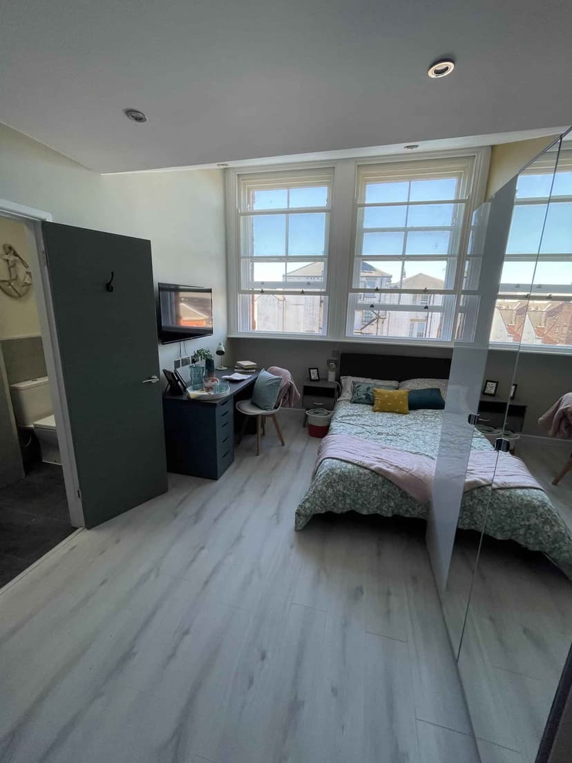 Superior Studio Flat - Image 2