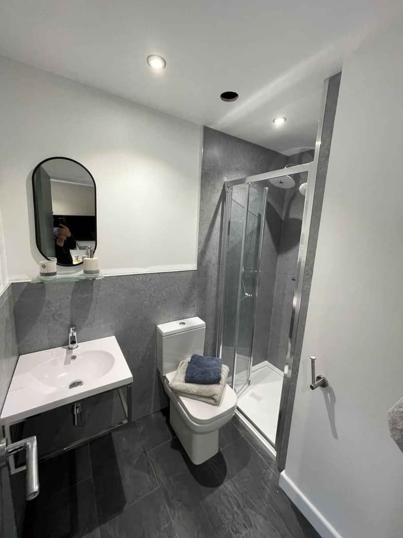 Superior Studio Flat - Image 12