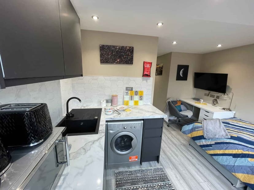 Superior Studio Flat - Image 8
