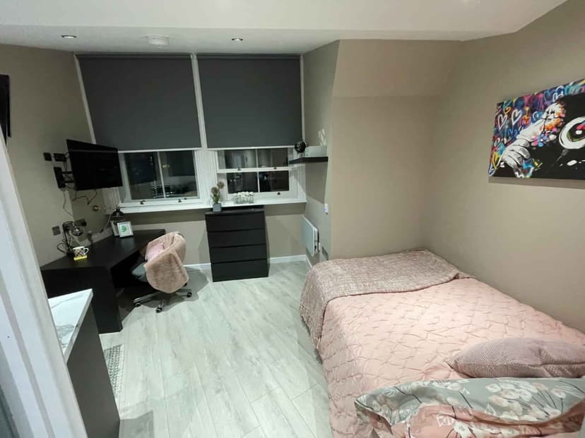 Superior Studio Flat - Image 14