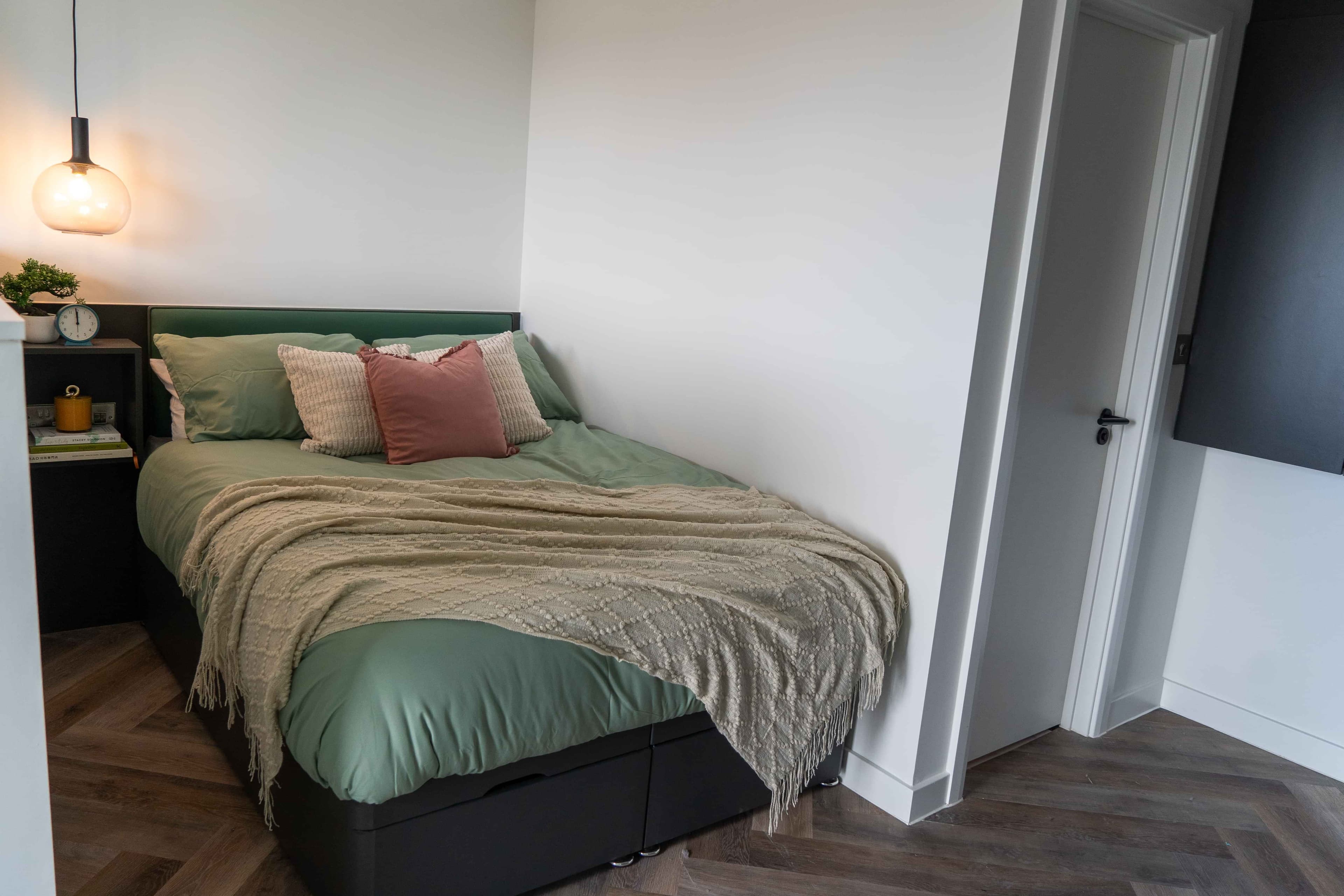 Medium Studio Apartment - Image 26