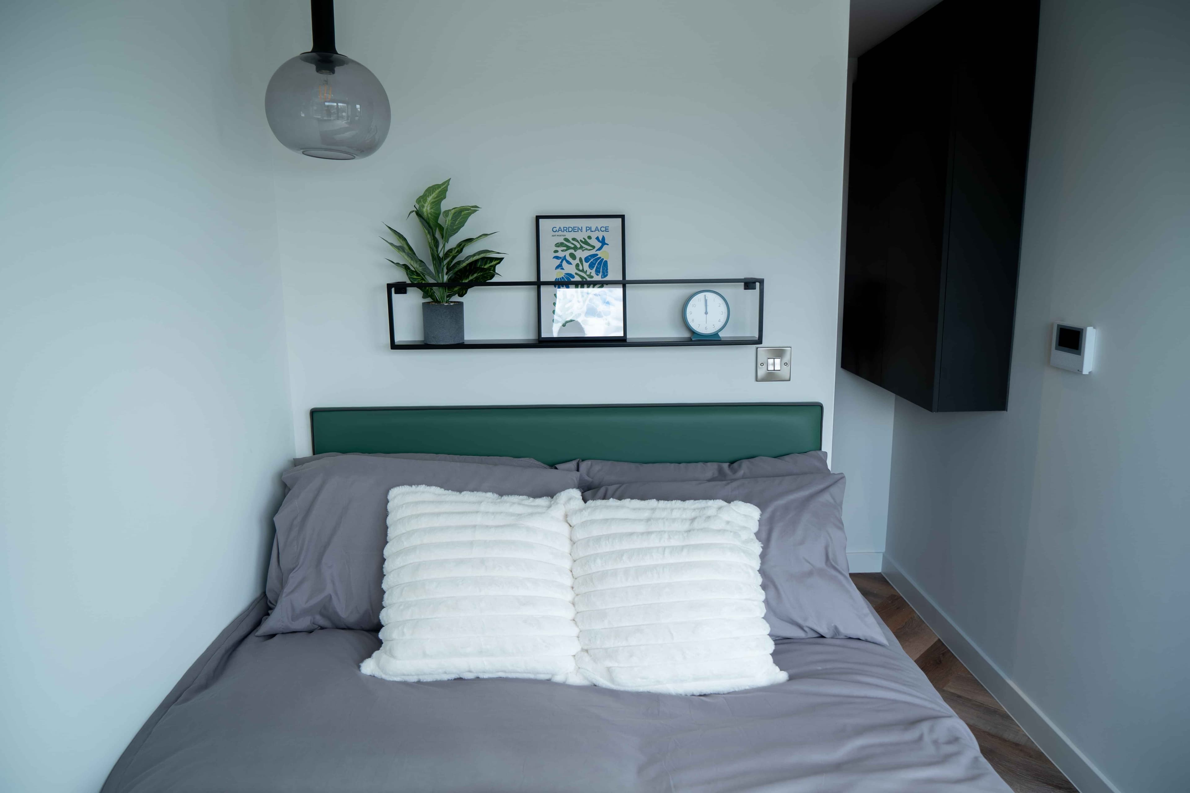 Large Studio Apartment - Image 1