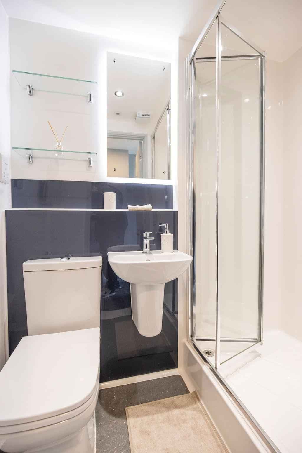 Deluxe Studio - Image 6