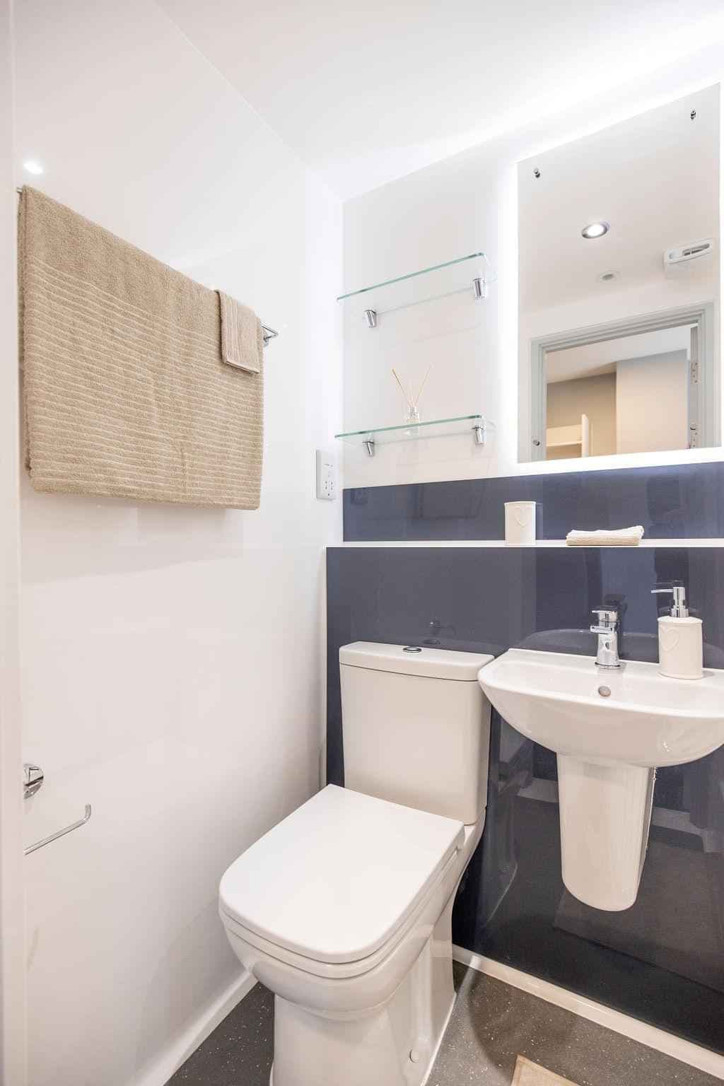 Deluxe 2 Bedroom Apartment - Image 7