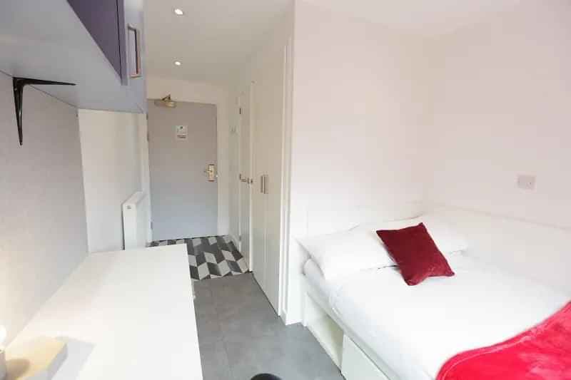 Bronze Ensuite (Lower Levels) - Image 1