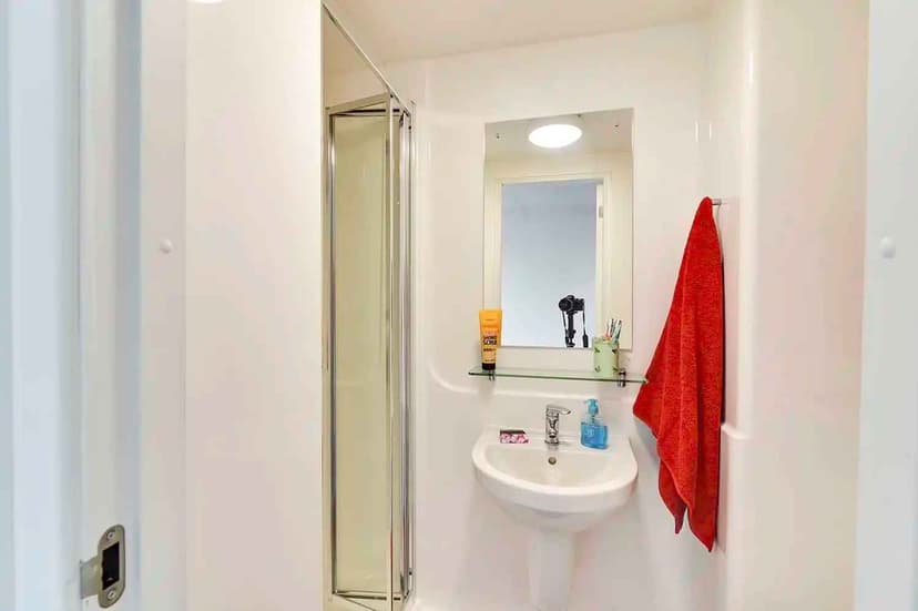 Silver Ensuite - Image 4