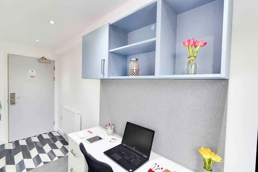 Silver Ensuite - Image 3