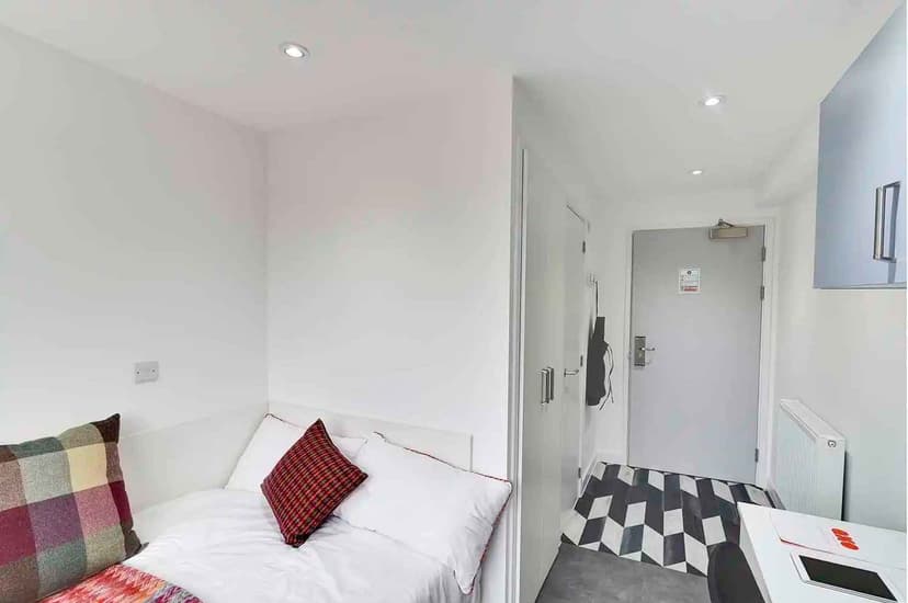Silver Ensuite - Image 2